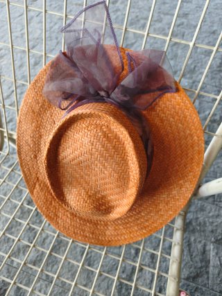 Cappello di paglia con fiocco