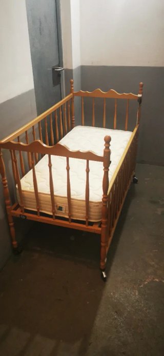 Cuna de madera Jané. Colchon de 120 mm