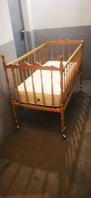 Cuna de madera Jané. Colchon de 120 mm