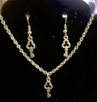 Conjunto de Gargantilla y Pendientes Llave