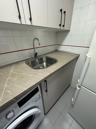 Cocina completa con muebles y electrodomésticos