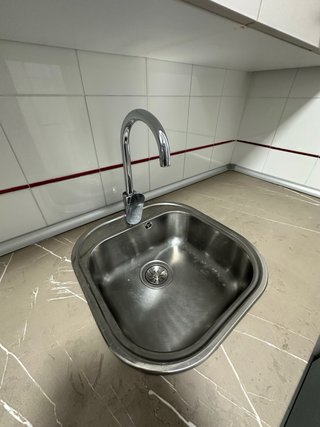 Cocina completa con muebles y electrodomésticos