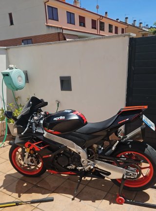 Aprilia RSV4 1100 Moto Deportiva Negra/Roja