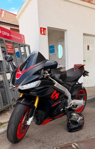 Aprilia RSV4 1100 Moto Deportiva Negra/Roja
