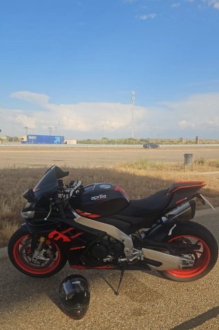 Aprilia RSV4 1100 Moto Deportiva Negra/Roja