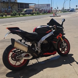 Aprilia RSV4 1100 Moto Deportiva Negra/Roja
