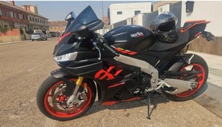 Aprilia RSV4 1100 Moto Deportiva Negra/Roja