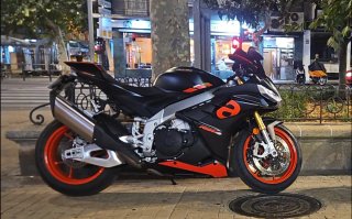 Aprilia RSV4 1100 Moto Deportiva Negra/Roja