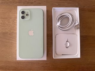 iPhone 12 Verde con Accesorios