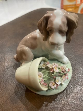 Figura Lladró Perro con Flores