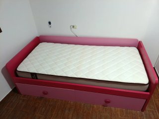Cama sin colchón, cómoda y estánterias, como nuevo