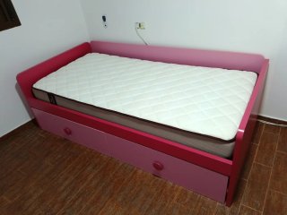 Cama sin colchón, cómoda y estánterias, como nuevo