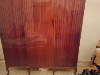 Armario de madera clásico