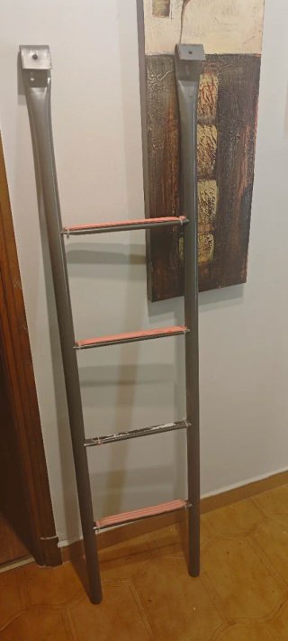 Escalera metálica 4 peldaños como nueva