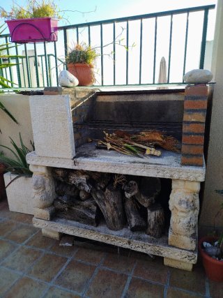 Barbacoa de piedra blanca con detalles