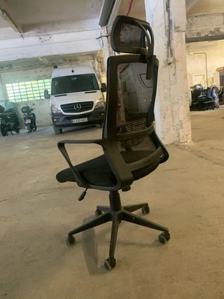 Silla de oficina con ruedas y reposabrazos