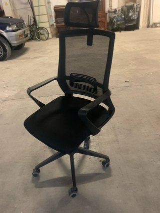 Silla de oficina con ruedas y reposabrazos
