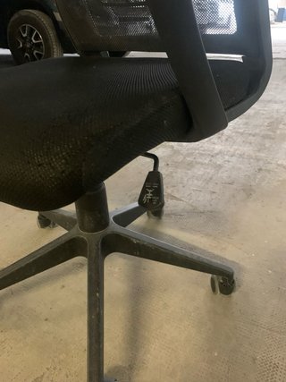 Silla de oficina con ruedas y reposabrazos