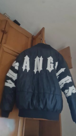 Cazadora Bomber Negra con Estampado Gotico