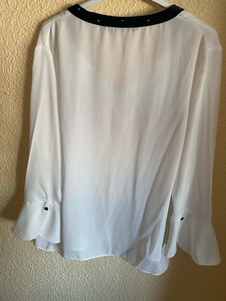 Blusa blanca con detalles negros