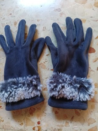 Guantes grises con pelo