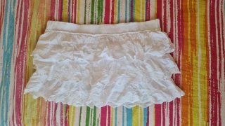 Falda blanca boho ibicenca volantes Bershka