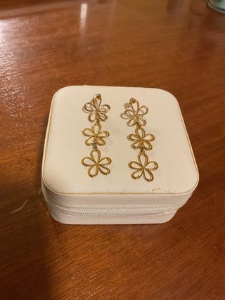 Pendientes Largos de Flores Dorados
