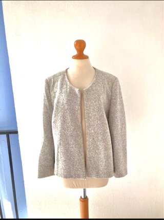 Chaqueta gris cuello redondo con cremallera