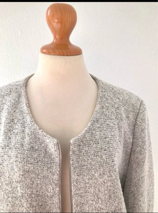 Chaqueta gris cuello redondo con cremallera