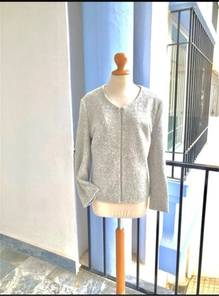 Chaqueta gris cuello redondo con cremallera