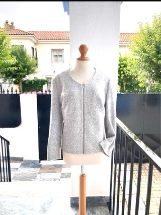 Chaqueta gris cuello redondo con cremallera