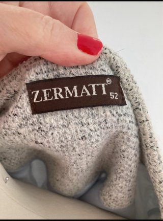 Chaqueta gris cuello redondo con cremallera