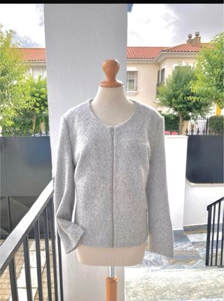 Chaqueta gris cuello redondo con cremallera