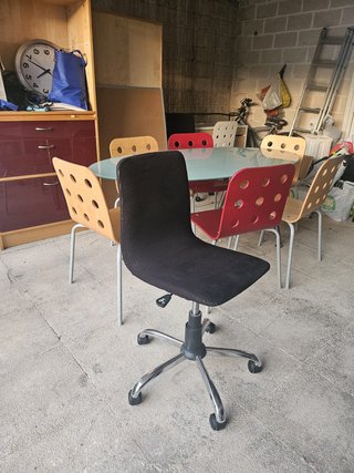 Silla de oficina giratoria negra ajustable