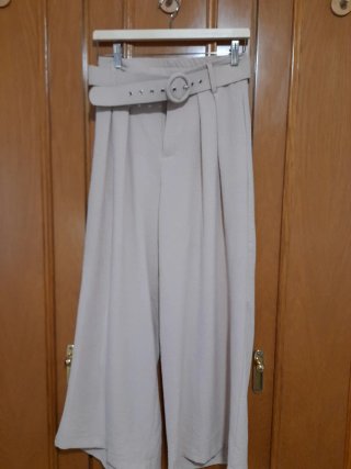 Pantalón beige con cinturón