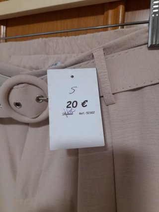 Pantalón beige con cinturón