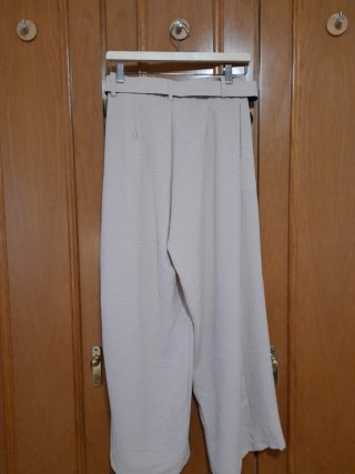Pantalón beige con cinturón