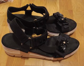Sandalias Hispanitas Negras adornadas muy bonitas.
