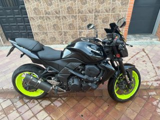 Kawasaki Z750 Negra con Detalles Amarillos