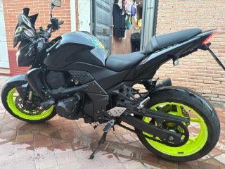 Kawasaki Z750 Negra con Detalles Amarillos