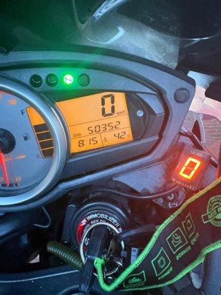 Kawasaki Z750 Negra con Detalles Amarillos