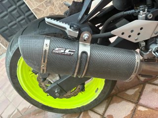 Kawasaki Z750 Negra con Detalles Amarillos