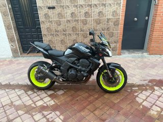 Kawasaki Z750 Negra con Detalles Amarillos
