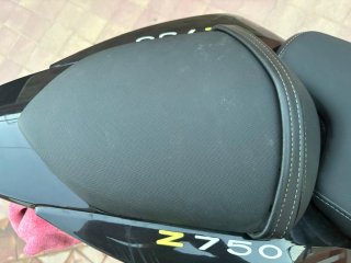 Kawasaki Z750 Negra con Detalles Amarillos