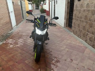 Kawasaki Z750 Negra con Detalles Amarillos