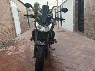 Kawasaki Z750 Negra con Detalles Amarillos