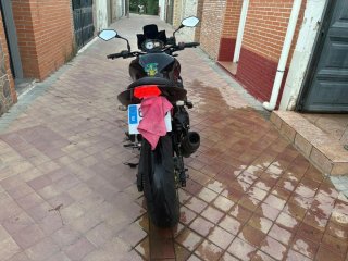 Kawasaki Z750 Negra con Detalles Amarillos