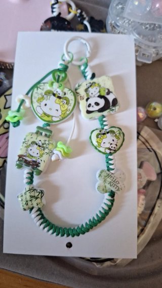 Colgante Hello Kitty Panda Verde Blanco