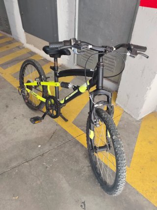 Bicicleta infantil negra y amarilla