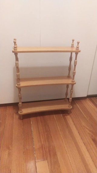 Estantería de madera de tres niveles